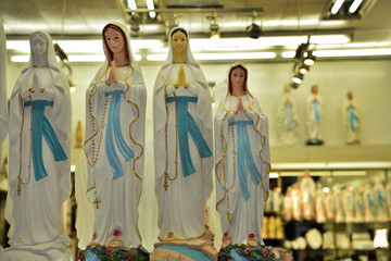 Obraz premium Marienstatuen in Lourdes
