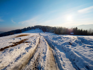 Górska droga w zimowym pejzażu