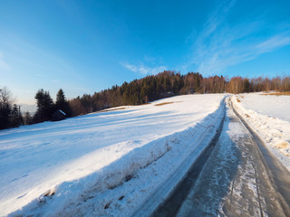Fototapeta na wymiar Górska droga w zimowym pejzażu
