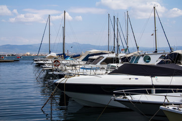Obraz premium Cagliari: łodzie motorowe zakotwiczone w marinie Marina Piccola - Sardynia