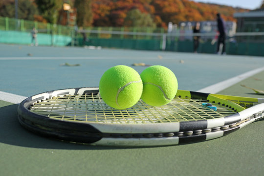 Tnnis court and racket