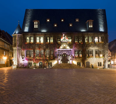 Rathaus in Quedlinburg zur Blauen Stunde (Harz, Deutschland)