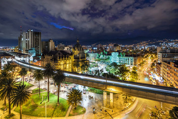 La place Plaza Botero et le centre-ville de Medellin au crépuscule à Medellin, Colombie.