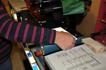 Kraftfahrzeugkennzeichen werden f&uuml;r die Zulassung gepr&auml;gt in der Pr&auml;gestelle 