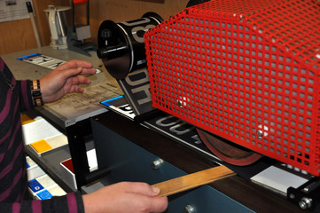 Kraftfahrzeugkennzeichen werden f&uuml;r die Zulassung gepr&auml;gt in der Pr&auml;gestelle 