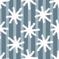 Flocons de neige blancs sur fond bleu rayé. Modèle sans couture d& 39 hiver. Grunge, graffiti, croquis, aquarelle.