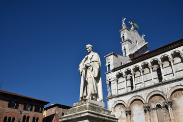 Fototapeta na wymiar Statue piazza San Michele à Lucca en Toscane, Italie