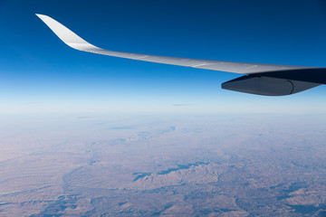 Blick aus dem Flugzeugfenster