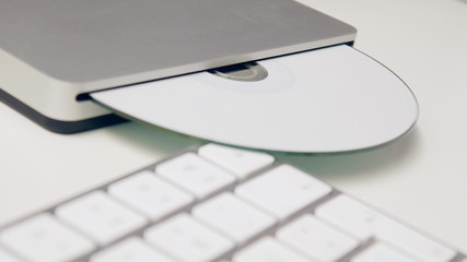 Hand inserts SD laufwerk