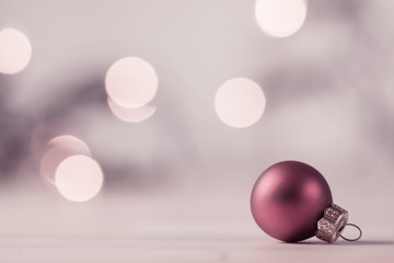 Eine liegende Weihnachtskugel mit weichem Lichter Bokeh