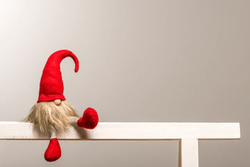 Sitzender weihnachtlicher roter Wichtel aus Wintermärchen als Vorlage - 180617963