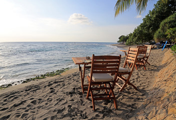 Insel Lombok, Indonesien: Einen Sundowner in einer Bar am Strand geniessen