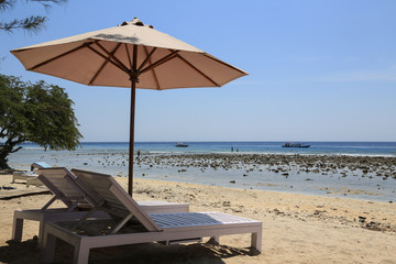 Sonnenliegen am weissen Strand der Gili Insel Trawangan, Indonesien