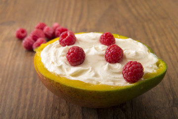 Dessert in Mango mit Himbeeren