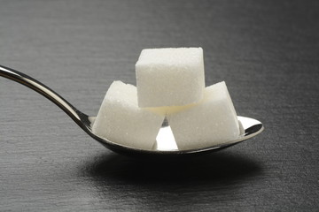 Terrones de azucar en una cuchara, o azucarillos