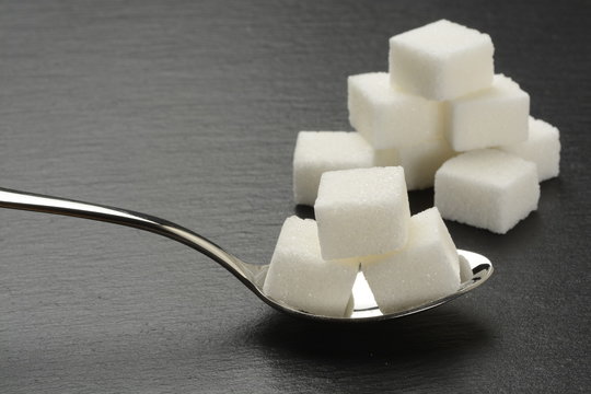 Terrones de azucar en una cuchara, o azucarillos