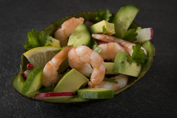 Salat mit Schrimps und Avocado