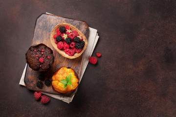 Muffins with berries and mint