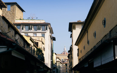 Fototapeta na wymiar Florence's Cattedrale di Santa Maria del Fiore as viewed from Ponte Vecchio