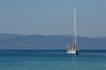 Jacht przy brzegu