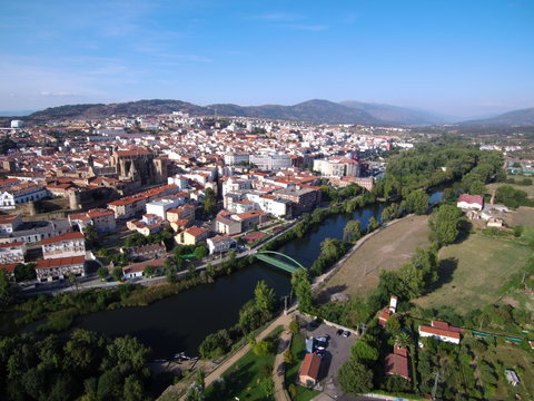 Drone en Plasencia, ciudad de Cáceres, situada en el norte de la comunidad autónoma de Extremadura (España)