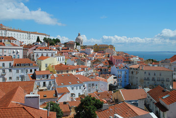 Obraz premium Red rooftops of the houses in the center of Lisbon