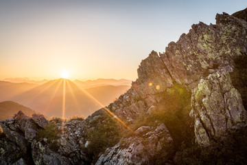 Sonnenaufgang am Berg mit Felsen im Vordergrund