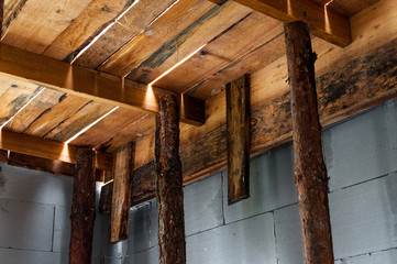 Drewniana konstrukcja stropu, budowa domu