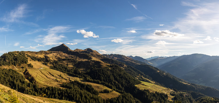 Berglandschaft mit Blick ins Tal im Hebrst