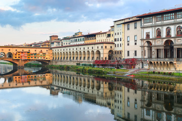 Fototapeta na wymiar Vasari corridor and Ponte Vecchio over the Arno River, florence