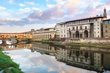 Foto op Canvas Vasari-gang en Ponte Vecchio over de rivier de Arno, Florence © jon_chica