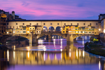 Fluss Arno und berühmte Brücke Ponte Vecchio bei Sonnenuntergang in Florenz, Toskana, Italien