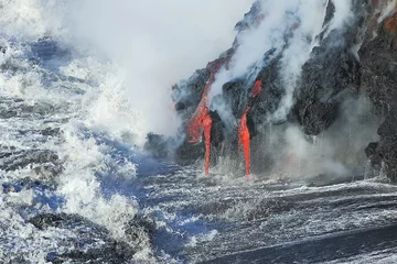 Papier Peint photo autocollant Volcan La lave coule du volcan Kilauea