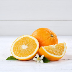 Frische Orangen Orange Frucht Früchte Quadrat Textfreiraum Holzbrett