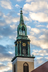 Fototapeta na wymiar Marienkirche in Berlin, blauer Himmel und Wolken
