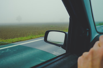 Zero visibilità in auto con la nebbia e foschia, pericolo incidenti