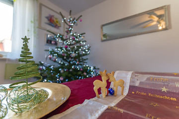 Weihnachten - Das Fest der Liebe mit einem Weihnachtsbaum und Gebäck auf einem Teller in Rentier Form