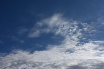 青空と雲「空想・雲のモンスター（首をもたげて現れはじめたモンスターなどのイメージ」 （首をもたげる、頭を上げる、実力を表す、台頭する、頭角を現す、姿が現れはじめるなどのイメージ）