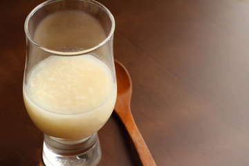 グラスに入った甘酒とスプーン
