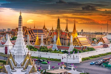 Papier Peint photo Bangkok Grand palais et Wat Phra Keaw au coucher du soleil Bangkok, Thaïlande