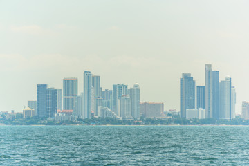 Naklejka premium Pattya city in a mist