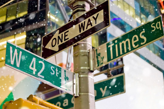 New York signs at snow © PhotoSpirit