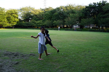 シャボン玉を吹く少年　少女　兄弟　夕日　公園　小学生　思い出　子育て