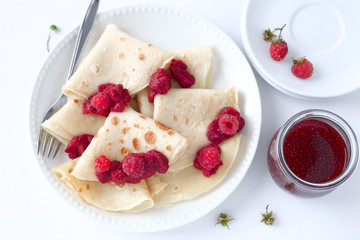 Pfannkuchen mit Himbeeren