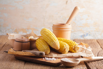 boiled corn on cobs