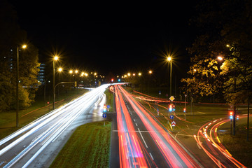 Fototapeta na wymiar Traffic lights bei Nacht auf Wolfsburgs Straßen