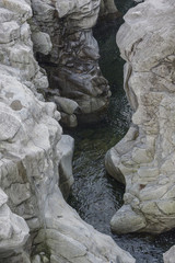 Fototapeta na wymiar Maggiatal, Felsen, Flussbett, Auswaschungen