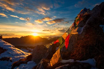 Fotobehang Annapurna Vlaggen van Tibetaanse gebeden in de bergen met de kleuren van een warme zonsondergang