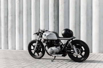 Fototapeta premium Motocykl z kaskiem na nim