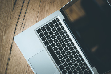 Laptop auf rustikalem Holzuntergrund